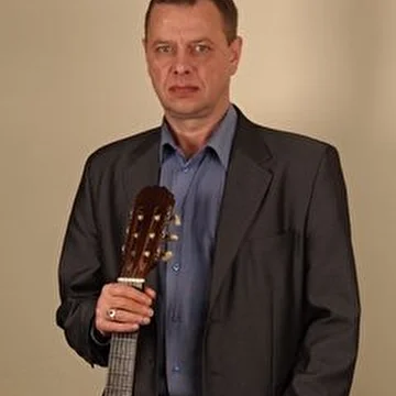 Игорь Крылов - автор-исполнитель.