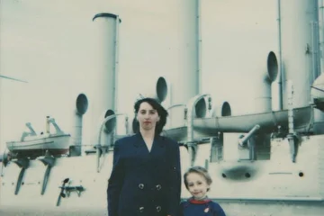 1996 год. Я с сыном Алексеем (6 лет) в Санкт-Петербурге у крейсера Аврора, во время отпуска по туристической путёвке из Южно-Сахалинска .