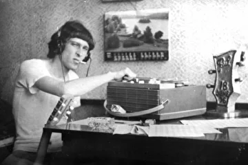 В.Оборин1976г.дома-прослушивание магнитных лент на ламповом
магнитофоне-АСТРА-4