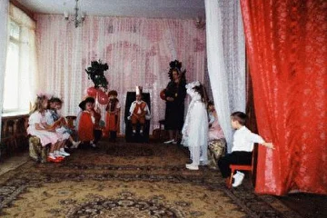 В феврале 1997 сотрудничала с детским музыкальным пролицеем. Нашим семейным дуэтом( Марией и Людмилой Ярославскими) была написана и поставлена опера. Я- в роле весны.