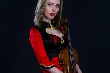Юлия Андреевна. Вокал, скрипка, перкуссия, клавиши 

