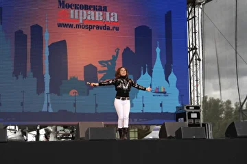 День России на Поклонной горе на сцене певица Ирина Кольба