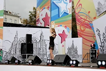 Певица Ирина Кольба в концерте на Пушкинской площади в Москве