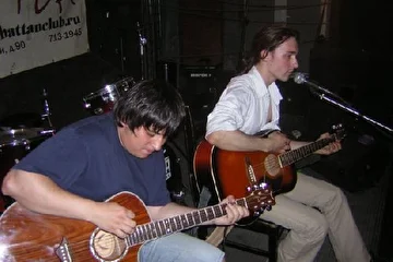 Клуб "Манхэттен". Курганов и Николаич играют акустику на фестивале "Зерна". Август 2008 года.