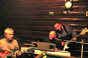 В домашней студии звукозаписи Павла Кузнецова. Слева направо: Новожилов Валерий, Кормщиков Андрей, Кузнецов Павел