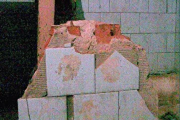 Остаток сломанной стены между бывшими душевыми кабинками. Там один человек хотел поставить кровать и жить, но цементировка и кирпичи советских времен помешали хитроумному плану.