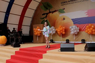 Праздник АБРИКОС на сцене певица Ирина Кольба