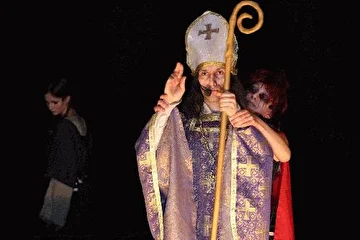 Епископ Кошен, Столетняя война, на заднем плане - Жанна