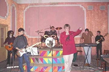 Слева направо: Левин Алексей (соло-гитара), Михаил Кантор (ритм-гитара), Енотик (барабаны), Саня Разгулов (вокал, лидер группы), Андрюха Калиткин (клавишные), Reeff (бас-гитара)