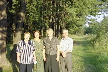 Я, Люда, Вера и Женя на опушке леса, где до сих пор поют соловьи