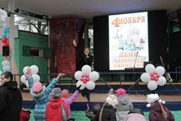 Лианозовский парк: на сцене Ирина Кольба в большой праздничной программе в День народного единства.
