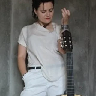 Арина Архангельская - вокалистка с гитарой