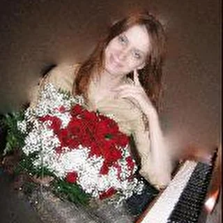 Ella- Pianistin