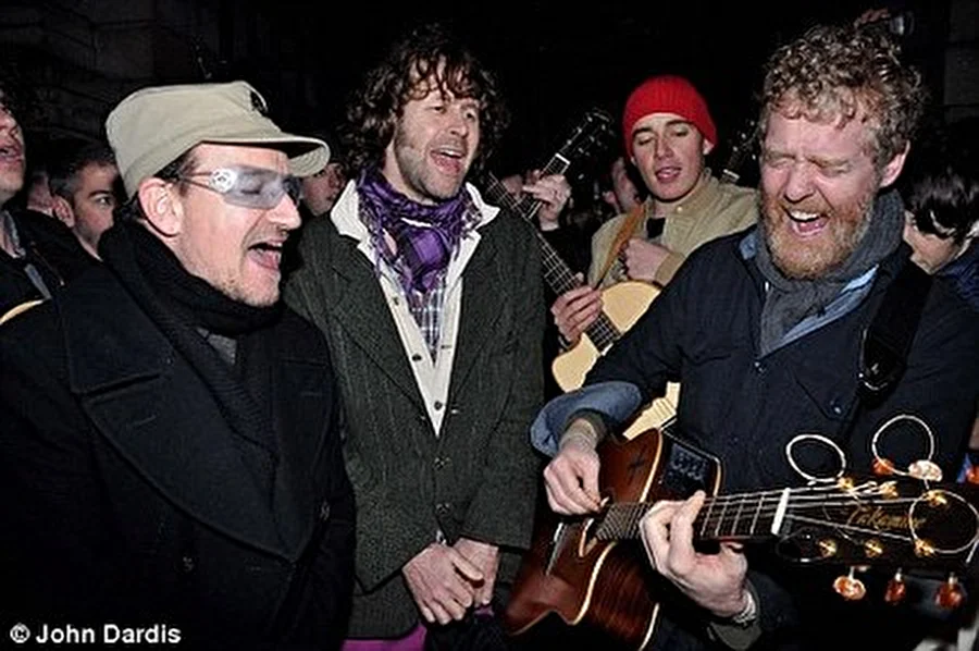 Боно спел на улице Дублина ради бездомных