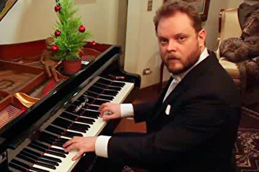 Музыкант сыграл все рождественские песни за 500 лет