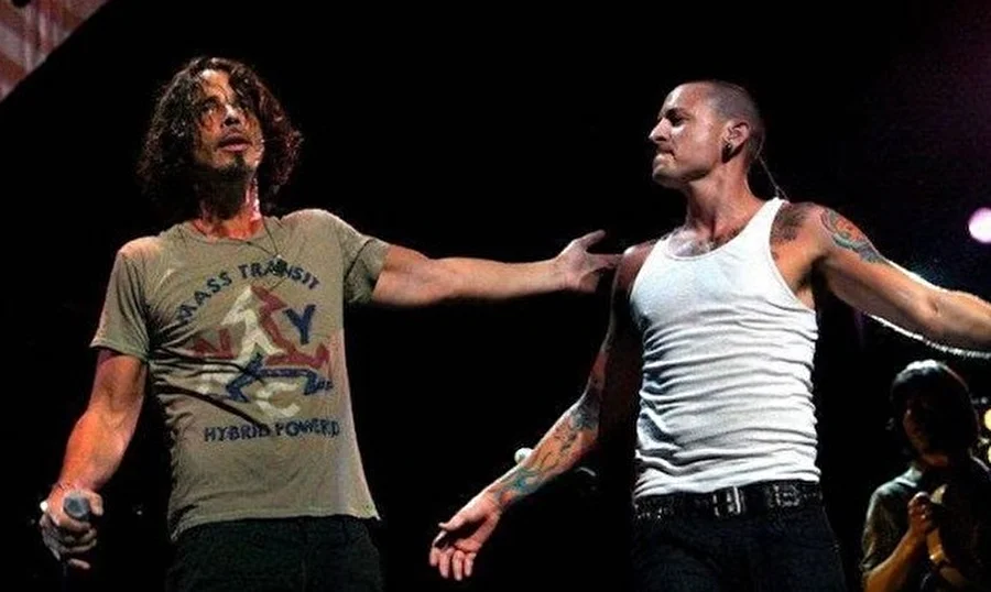 Самоубийство лидера Linkin Park связали с суицидом фронтмена Soundgarden